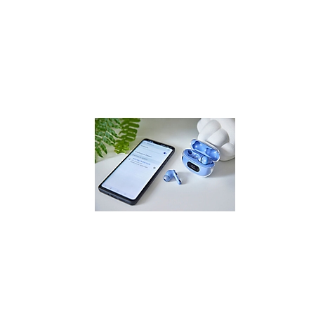 Blaues kabelloses Headset neben Smartphone. Auf dem Display ist Bluetooth-Suche zu sehen.