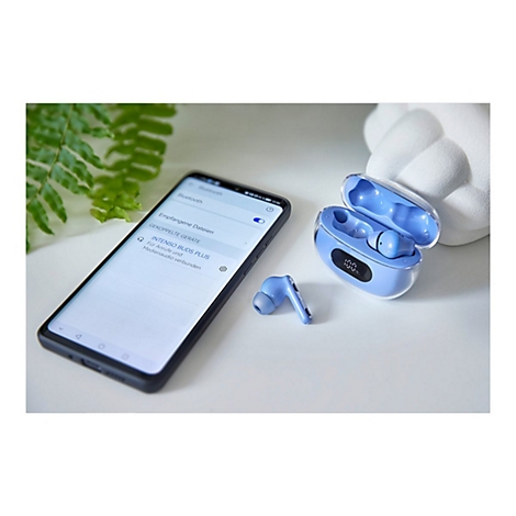 Ein Smartphone zeigt eine aktive Bluetooth-Verbindung zu Intenso Buds Plus, daneben liegt das hellblaue Ladecase mit Kopfhörern.