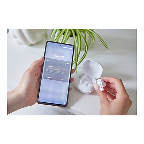 Hände halten ein Smartphone mit Bluetooth-Verbindung zu Intenso Buds Pro, daneben das geöffnete Ladecase.