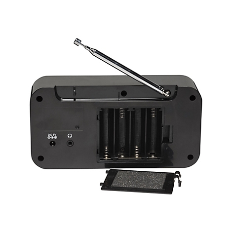 Rückseite eines schwarzen Radios mit offener Batterieklappe und ausgefahrener Teleskopantenne.
