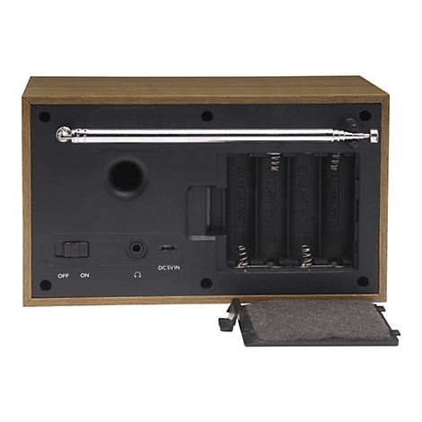 Rückseite eines Radios mit Holzoptik, offenes Batteriefach, Antenne und Anschlüssen.