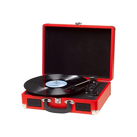 Ein roter Kofferplattenspieler mit einer schwarzen Vinylplatte, vor weißem Hintergrund freigestellt.