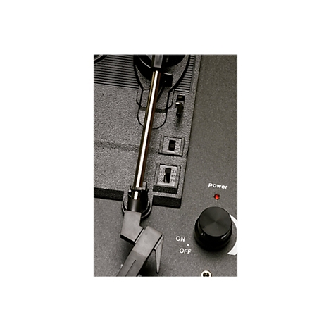 Detailansicht eines Plattenspielers mit Tonarm, Geschwindigkeitsregler, Power-Anzeige und Ein-Aus-Drehknopf.