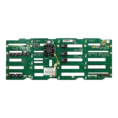 Grüne Backplane-Platine mit integriertem Lüfter, Anschlüssen und elektronischen Komponenten auf weißem Hintergrund.