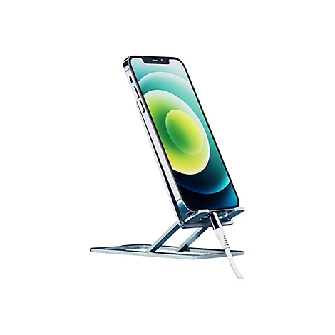 Ein silberner, zusammenklappbarer Handyhalter steht auf einer weißen Fläche und hält ein Smartphone mit Ladekabel.