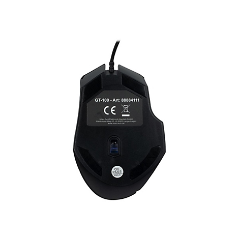 Unterseite einer schwarzen Gaming-Maus mit Sensor, Typenschild und QC-Pass-Aufkleber vor weißem Hintergrund.
