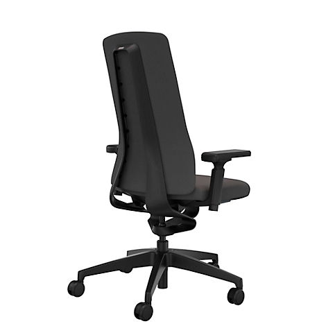 Schwarzer Bürostuhl von hinten, hoher Rückenlehne, Armlehnen und Rollen auf weissem Hintergrund.