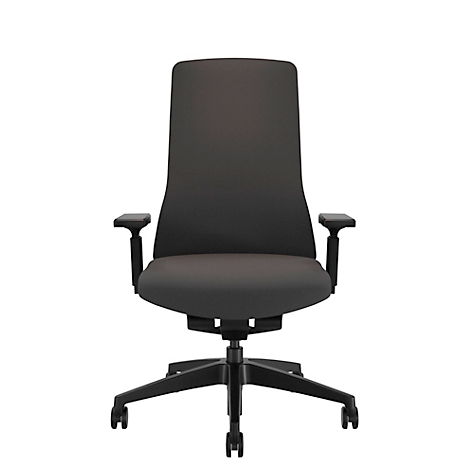 Chaise de bureau noire sur fond blanc. La chaise a un dossier haut, des accoudoirs et des roulettes.