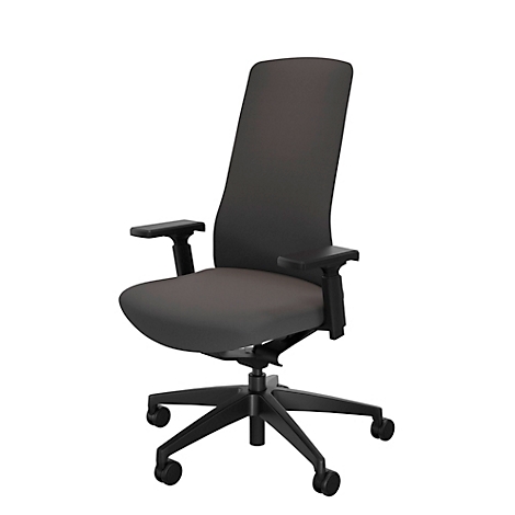 Un fauteuil de bureau gris avec un dossier haut, des accoudoirs et des roulettes. La chaise est contre un fond blanc.