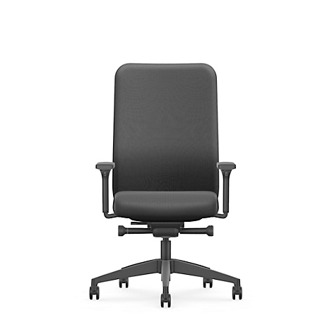 Ein schwarzer Bürostuhl vor weißem Hintergrund. Der Stuhl hat eine hohe Rückenlehne, Armlehnen und Rollen.