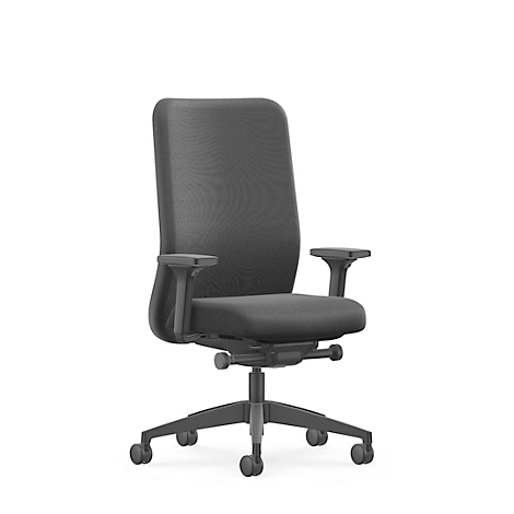Bürostuhl, schwarz, mit Armlehnen und Rollen. Auf weißem Hintergrund.