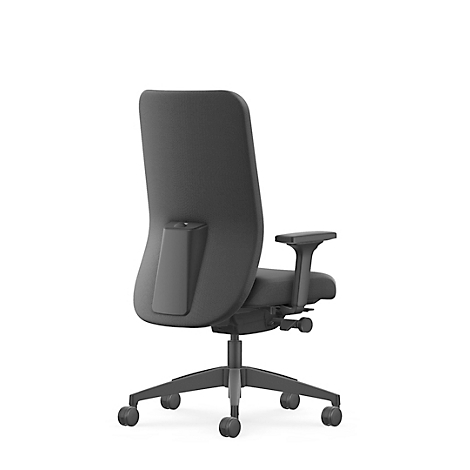 Der Bürostuhl in Anthrazit zeigt seine Rückseite, mit Rückenlehne, Armlehnen und Rollen. Weißer Hintergrund.