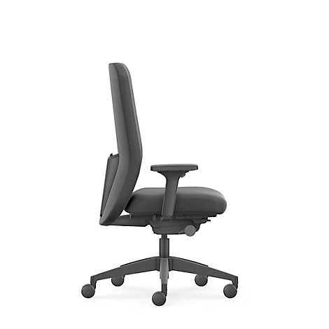 Bürostuhl in Anthrazit, Seitenansicht. Hohe Rückenlehne, Armlehnen, Rollenfuß, weißer Hintergrund.