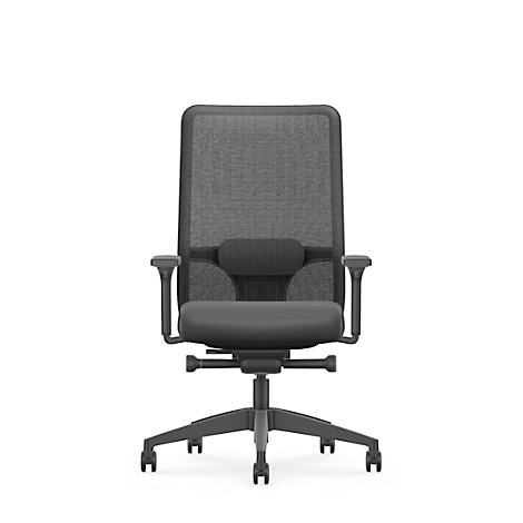Bürostuhl in Schwarz, mit Mesh-Rückenlehne und Armlehnen, vor weißem Hintergrund.