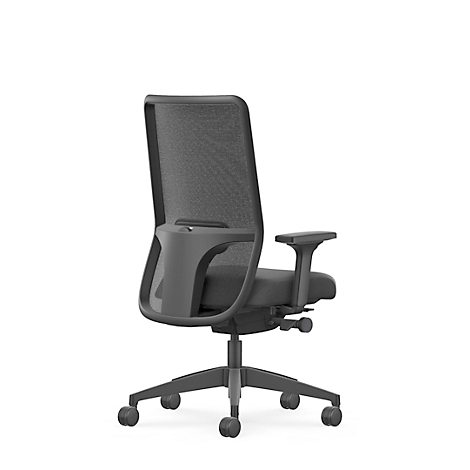 Bürostuhl, grau. Der Stuhl hat eine Netzrückenlehne und verstellbare Armlehnen. Er steht auf einem weißen Hintergrund.