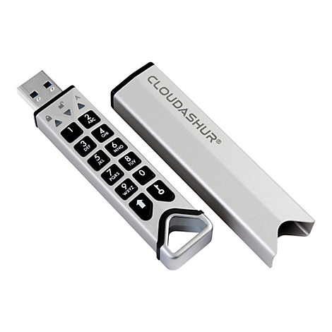 Silberner USB-Stick mit Tastatur, daneben eine silberne Abdeckung. Auf dem Stick befinden sich Ziffern und Symbole.