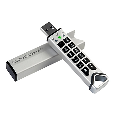 Ein silberner USB-Stick mit Tastatur, liegt neben der Schutzhülle. Auf der Tastatur sind Ziffern und Buchstaben abgebildet.