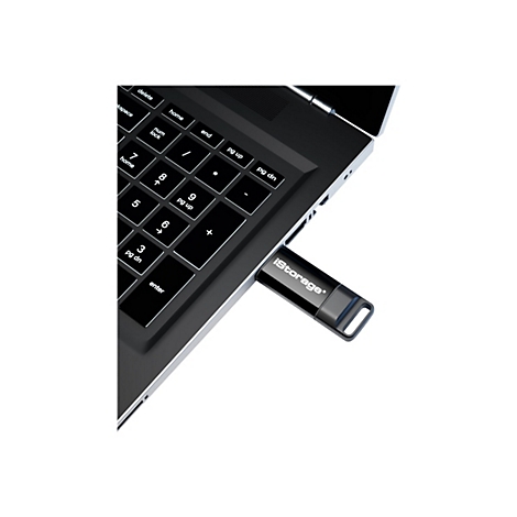 Ein USB-Stick von iStorage wird in ein Laptop gesteckt. Der Laptop-Ausschnitt zeigt die Tastatur mit den Zifferntasten.