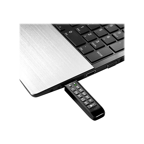 Nahaufnahme eines Laptops mit angeschlossener schwarzer Fernbedienung. Tastatur und Metalloberfläche im Fokus.