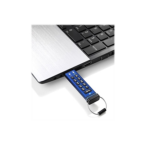 Blauer USB-Stick in Form einer Tastatur, steckt in einem Laptop.