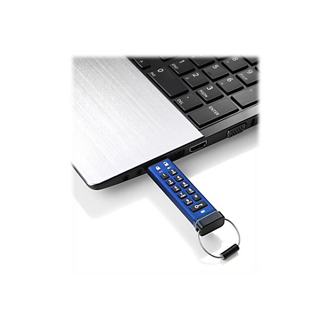 Blauer USB-Stick mit Tastenfeld, in einem Laptop eingesteckt.