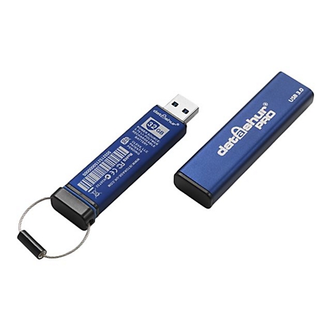 Blaue USB-Sticks, einer mit Kappe und Schlüsselanhänger. Aufschrift: "datAshur PRO", "32 GB", "USB 3.0".