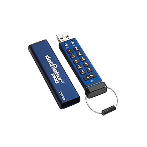 Ein blauer USB-Stick mit Zahlentasten und GehÃ¤use liegt neben der geÃ¶ffneten Schutzkappe, Markenname 'datAshur PRO'.