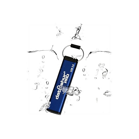 Blaue USB 3.0-Festplatte, umgeben von Wasser. Der SchlÃ¼sselanhÃ¤nger hÃ¤ngt dran. Aufschrift: datAshur PRO.