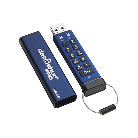 Blauer USB-Stick mit Zahlenfeld, Schlüsselanhänger und Markenlogo. Die Schutzkappe liegt daneben.