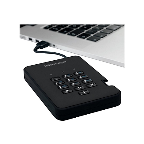 Schwarze externe Festplatte mit Ziffernblock, per USB mit Laptop verbunden. Das Produkt trägt den Schriftzug iStorage.