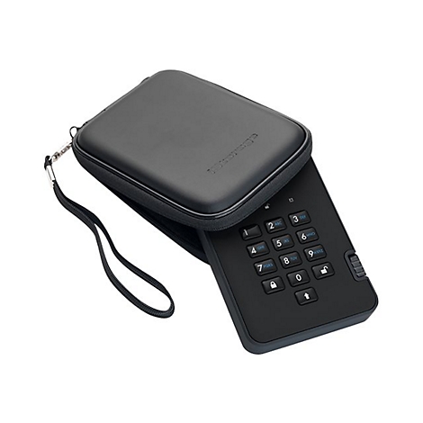 Schwarzes externes Festplattenlaufwerk mit integrierter Tastatur in schwarzem Etui. Die Festplatte ist halb aus dem Etui gezogen und zeigt Tasten für die PIN-Eingabe.
