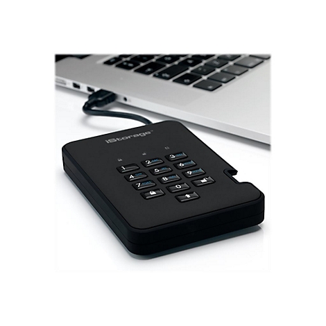 Schwarze Festplatte mit Tastatur und angeschlossenem Laptop. Die Festplatte ist mit „iStorage“ beschriftet.