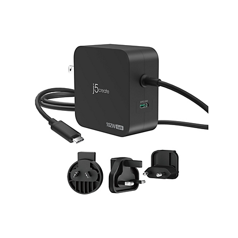 Chargeur noir avec câble et adaptateurs interchangeables. Sur le chargeur, il est écrit "j5create" et "102W GaN".