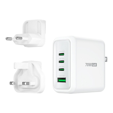 Un chargeur blanc avec plusieurs ports, à côté de deux adaptateurs. Le chargeur indique 70W GaN.