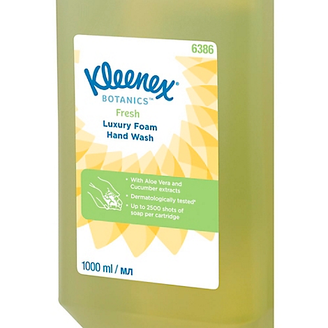 Primer plano de una botella dispensadora de jabón con lavado de manos Kleenex Botanics, texto y detalles, colores verde y amarillo.