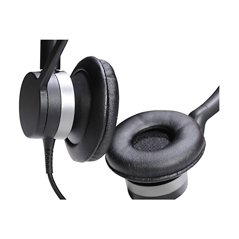 Nahaufnahme eines schwarzen Headsets mit gepolsterten Ohrmuscheln. Ein silbriges Detail ist erkennbar.