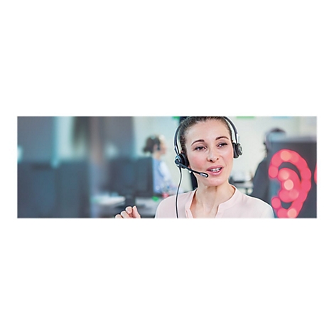 Eine Frau mit Headset spricht in einem Callcenter. Im Hintergrund sind weitere Personen angedeutet.