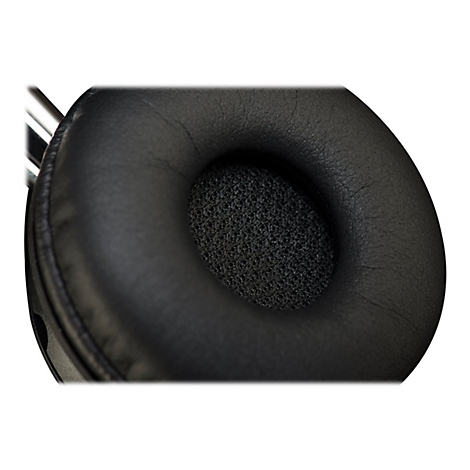 Nahaufnahme eines schwarzen Kopfhörer-Ohrpolsters. Der weiche, lederartige Rand umgibt ein perforiertes schwarzes Innenteil.