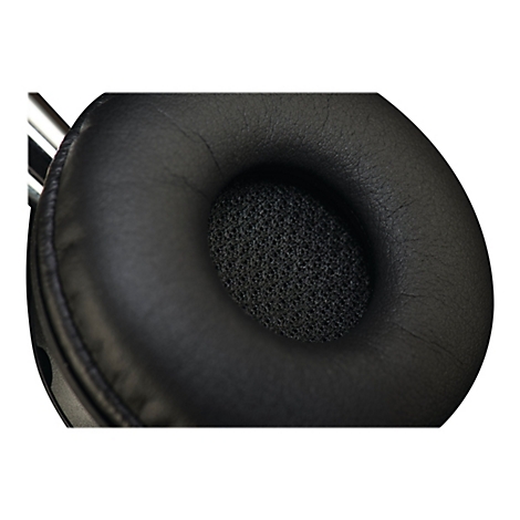 Nahaufnahme eines schwarzen Kopfhörer-Ohrpolsters. Der weiche Lederbezug umrandet das Ohrkissen und umschließt das schwarze, poröse Material der Membran.