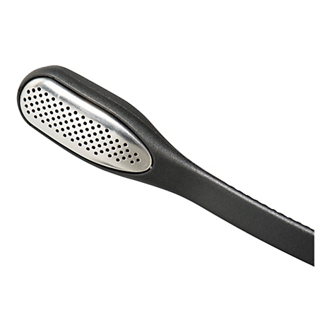 Detailaufnahme eines schwarzen KÃ¼chenwerkzeugs mit gelochtem MetallstÃ¼ck.