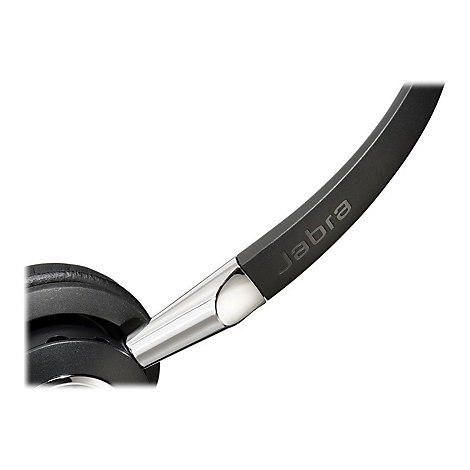 Nahaufnahme eines Jabra-Headsets. Schwarzer Bügel, silberfarbener Ansatz, Jabra-Logo. Detailaufnahme.