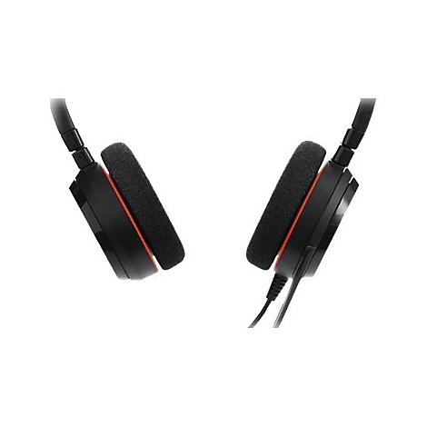 Gros plan d'un casque circum-auriculaire noir avec des touches de rouge. Les coussinets sont recouverts de tissu, le câble est partiellement visible.