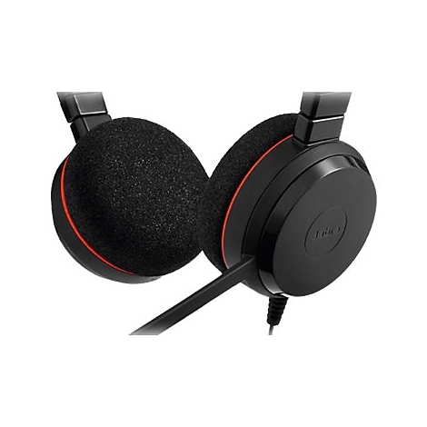 Casque noir avec un accent rouge. Les oreillettes sont rembourrées. Un microphone est attaché, ainsi qu'un câble.