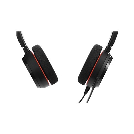 Gros plan d'un casque noir avec des touches de rouge et des coussinets d'oreille sur fond blanc. Le câble est visible.