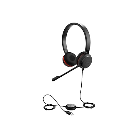 Casque noir avec microphone et accent rouge, connecteur USB, isolé sur fond blanc.