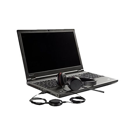 Schwarzer Laptop mit Headset. Der Bildschirm ist schwarz, daneben liegt ein Headset.