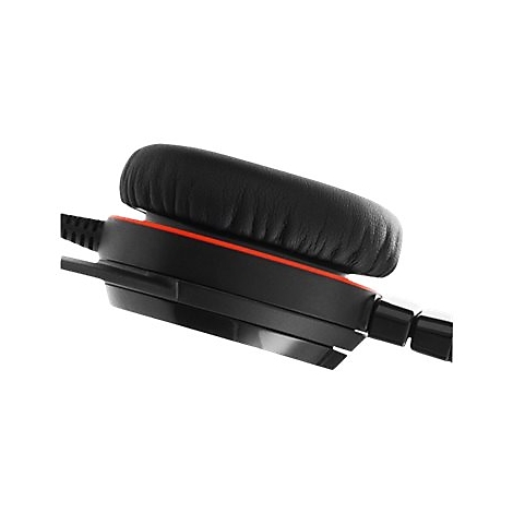 Gros plan d'un casque. Coussinet noir avec liseré rouge sur plastique noir. Câble tressé noir.