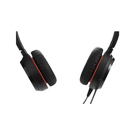 Casque noir avec des accents orange, en gros plan. Un câble est suspendu.