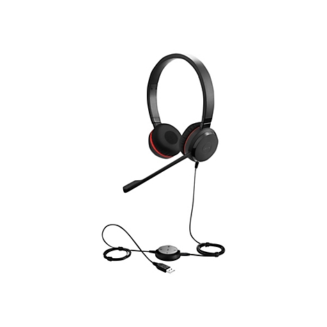 Casque noir avec accent rouge. Le casque est doté d'un arceau réglable et d'un microphone. Une télécommande avec commandes de volume et une connexion USB sont situées sur le câble.