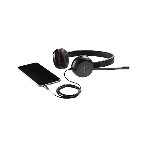 Casque noir avec des accents rouges connecté à un smartphone. Le casque est à côté du smartphone.